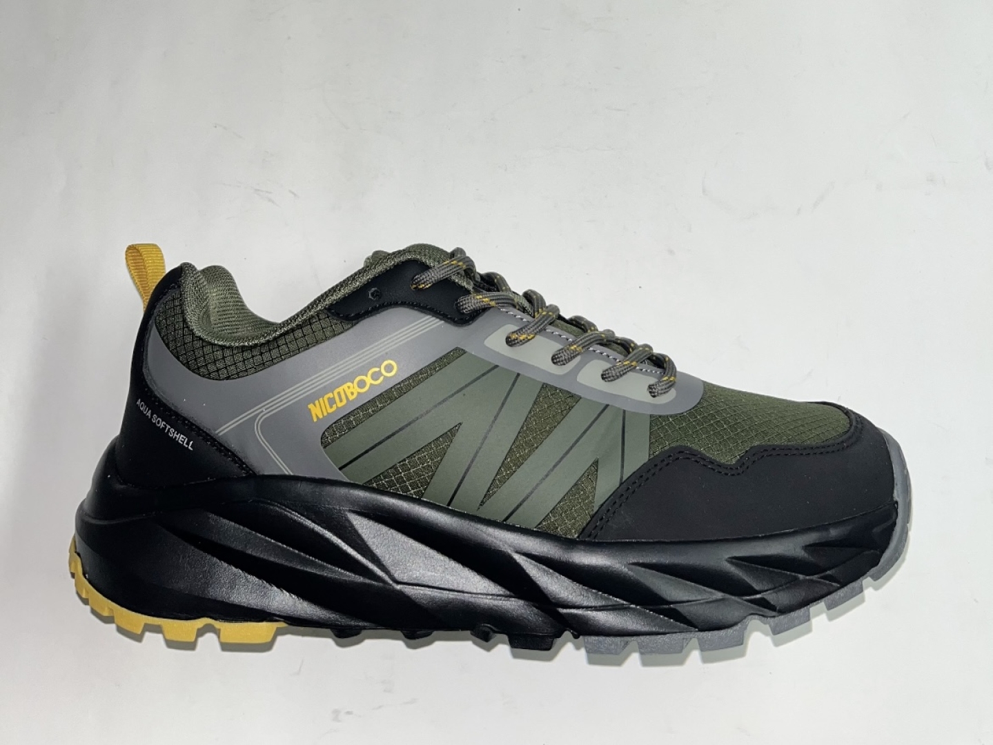 Deportivos trekking impermeable en kaki Silkan de NICOBOCO. D-210