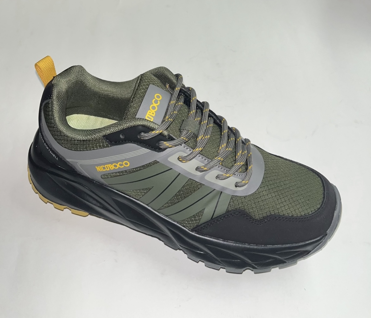 Deportivos trekking impermeable en kaki Silkan de NICOBOCO. D-210