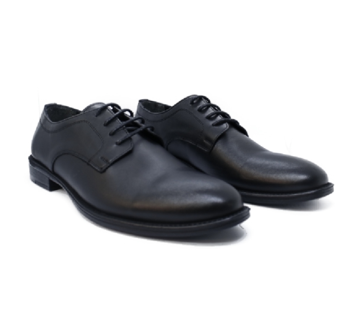 Zapato tipo blucher en piel negra fabricado en España por BARHUBER. H-462