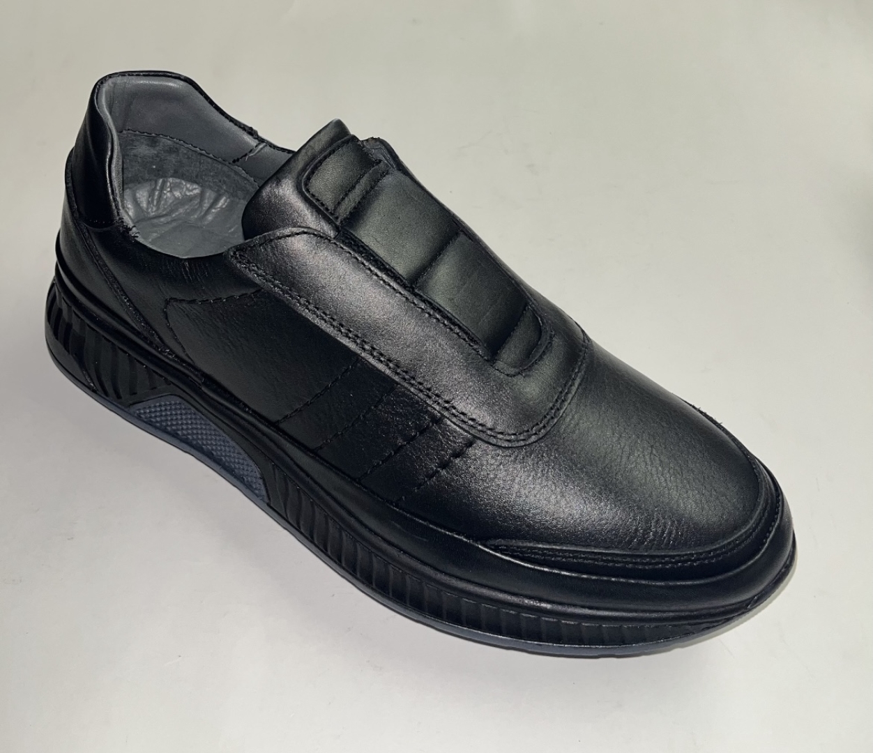 Zapato casual en piel negra para hombre fabricado por la marca española MANLISA. H-483