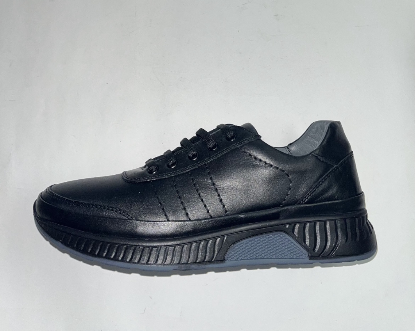 Zapato casual para hombre en piel negra fabricado por la marca española MANLISA. H-484