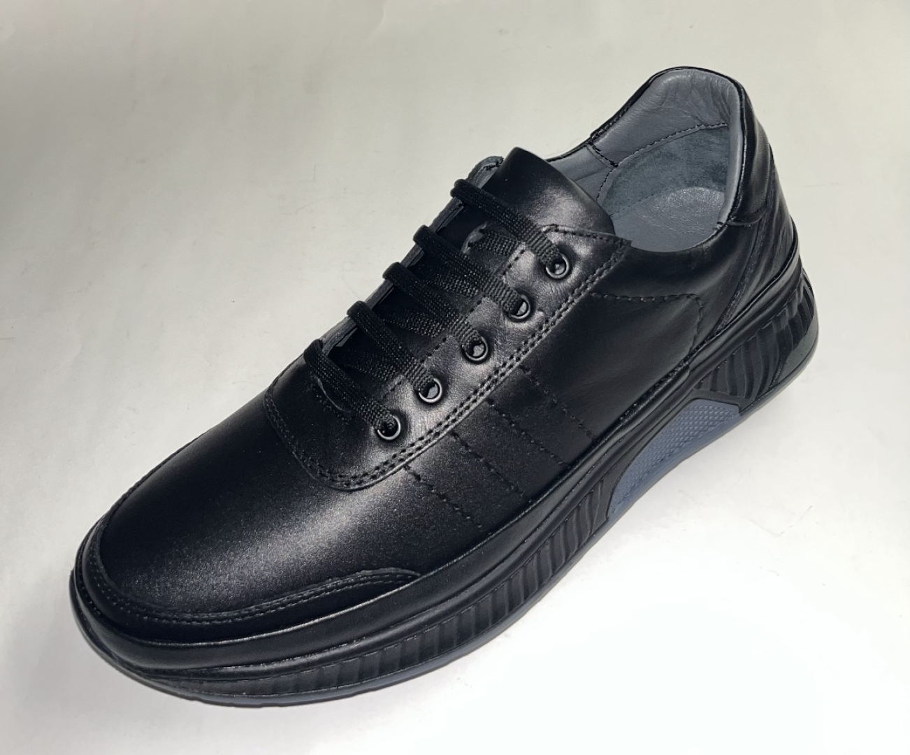Zapato casual para hombre en piel negra fabricado por la marca española MANLISA. H-484