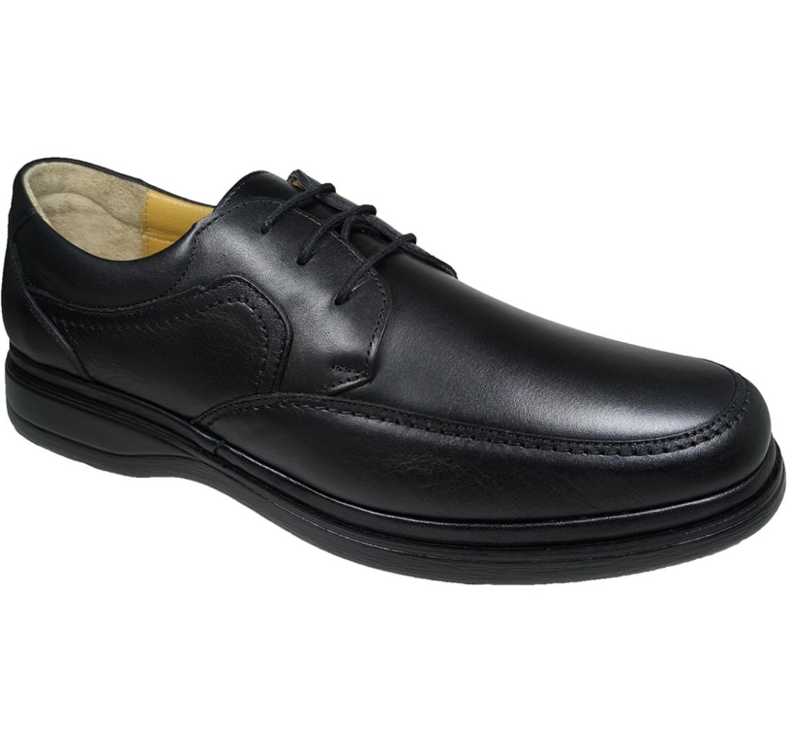 Zapato con cordones en piel negra fabricado por la marca española MANLISA. H-485