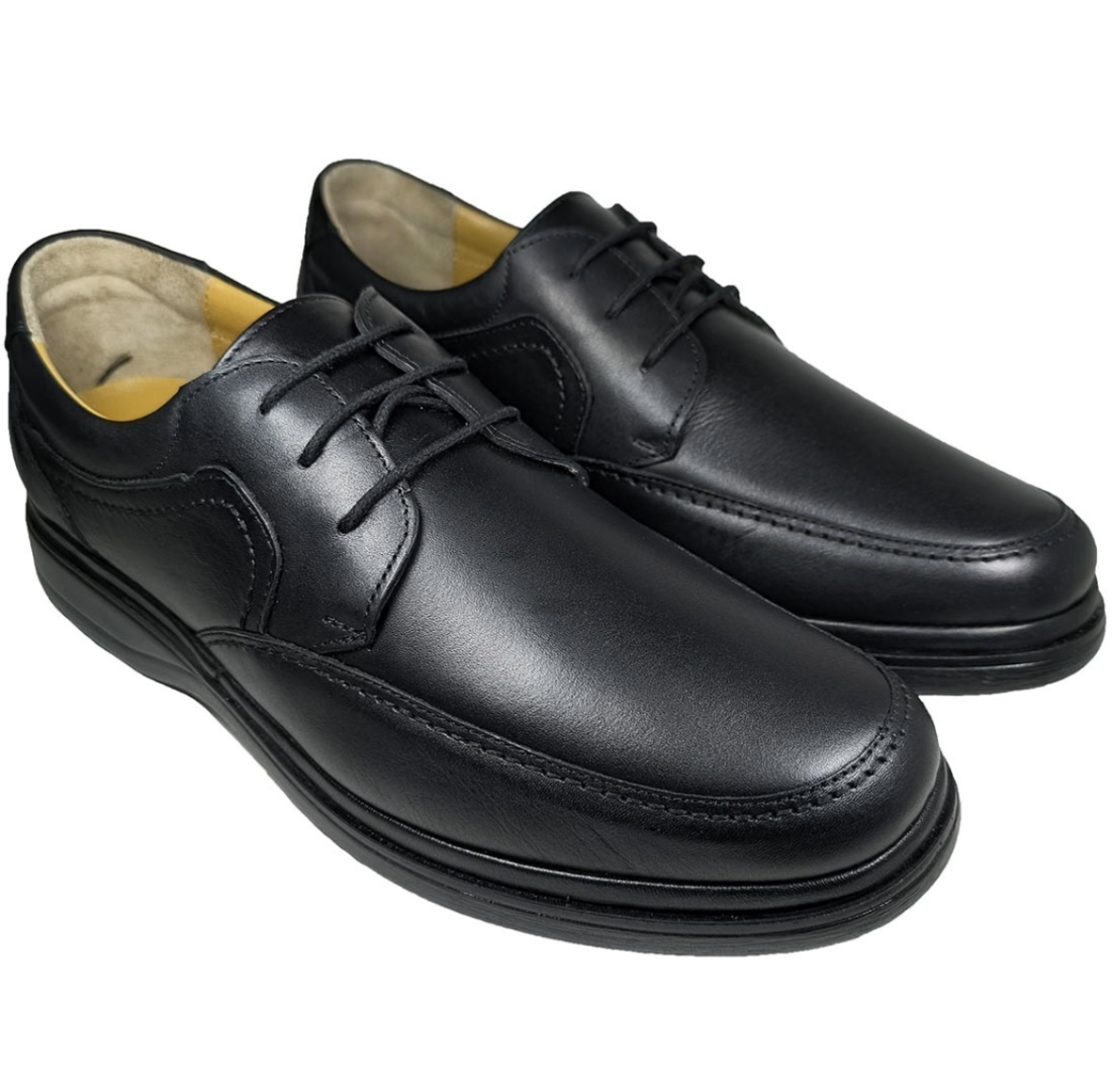 Zapato con cordones en piel negra fabricado por la marca española MANLISA. H-485