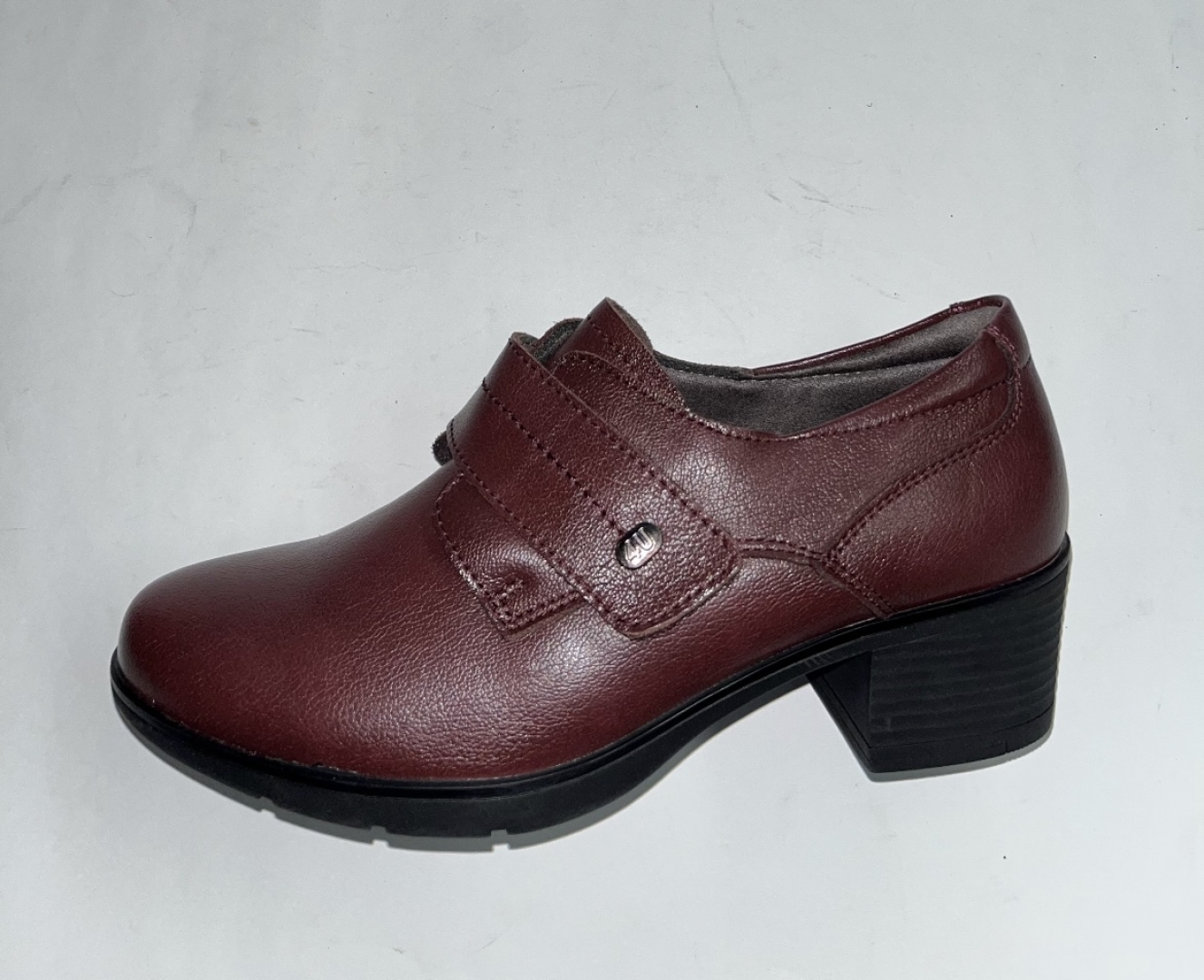 Zapato abotinado con tacón en piel granate con belcro de RELAX4YOU. M-730