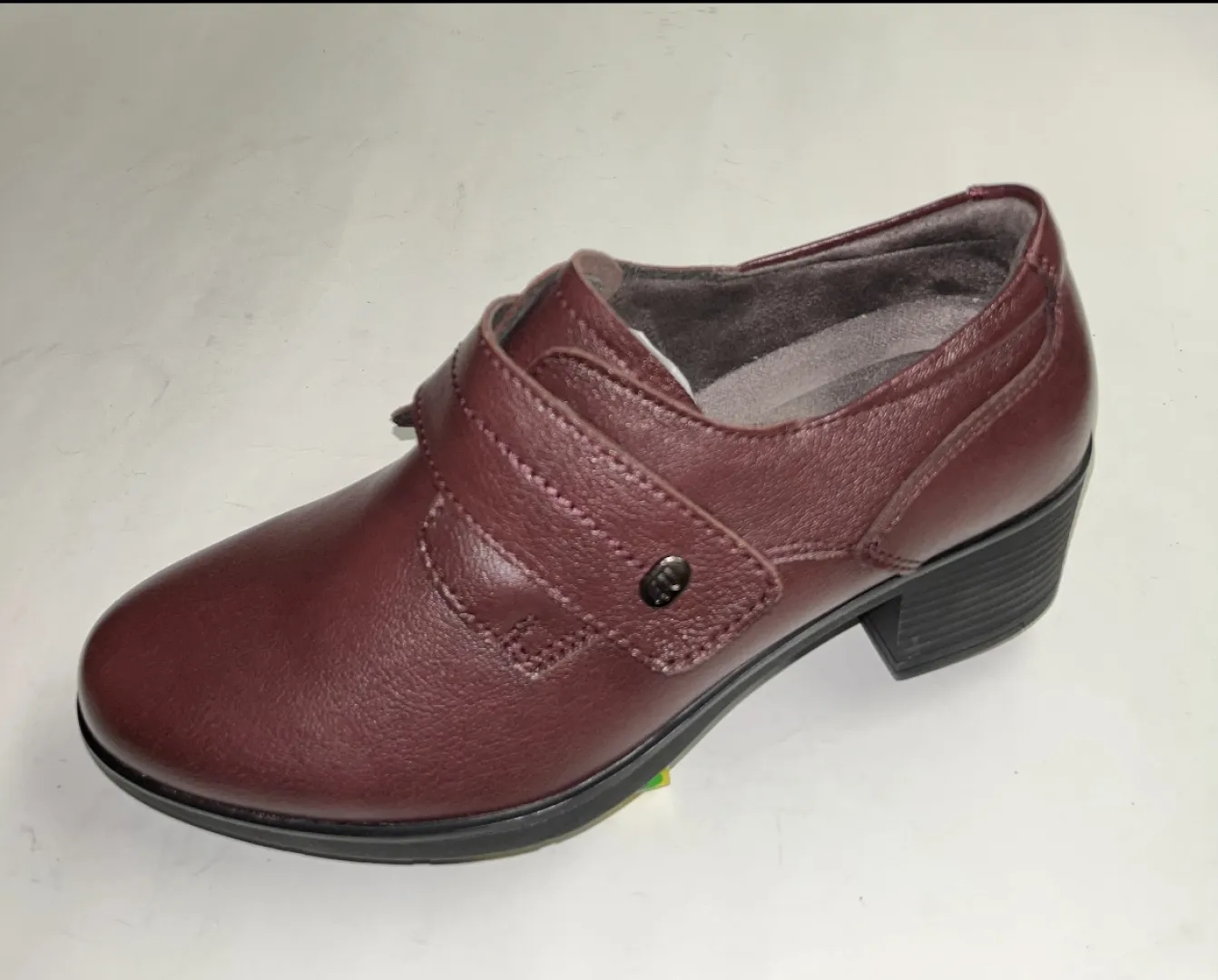 Zapato abotinado con tacón en piel granate con belcro de RELAX4YOU. M-730