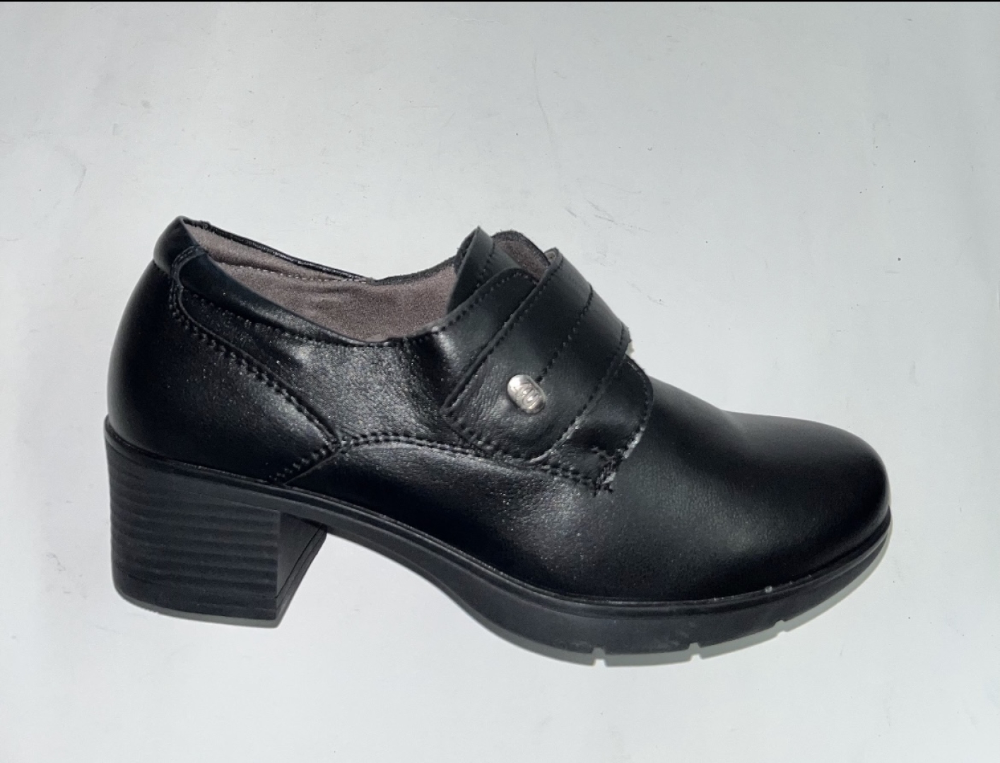 Zapato con tacón medio y belcro en piel negra de RELAX4YOU. M-731
