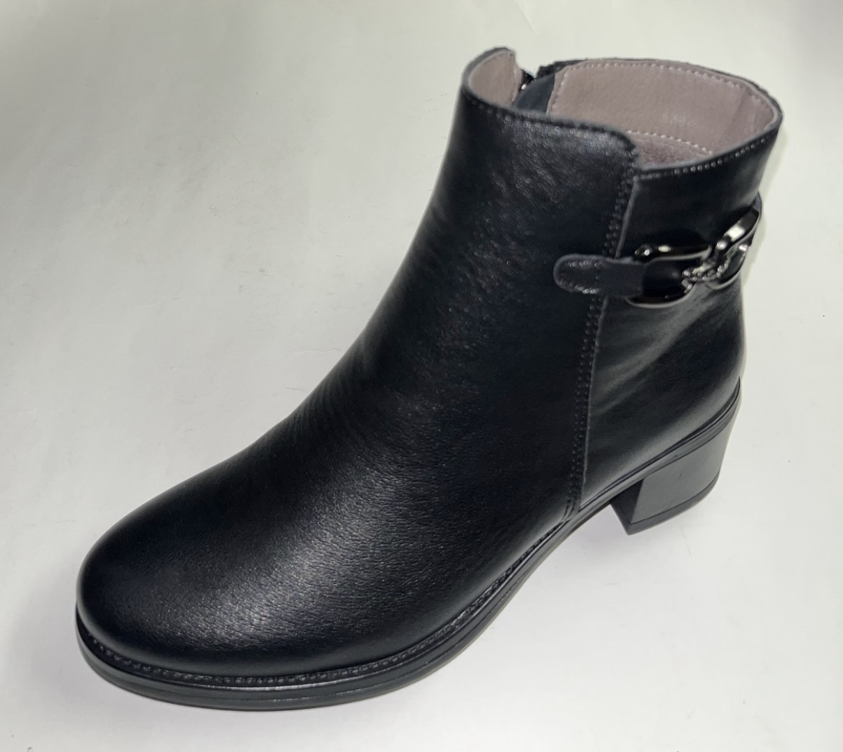 Botín en piel negra para mujer 5205 de Khloé Marín. M-710