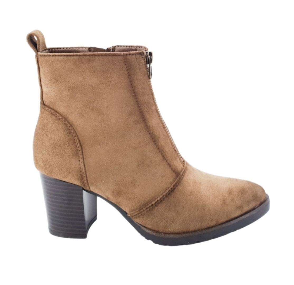 Botín en antelina camel con tacón 2520 de HISPAFLEX. M-721