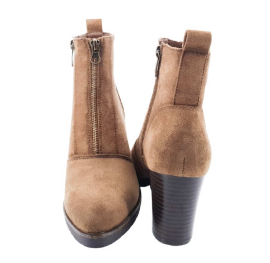 Botín en antelina camel con tacón 2520 de HISPAFLEX. M-721