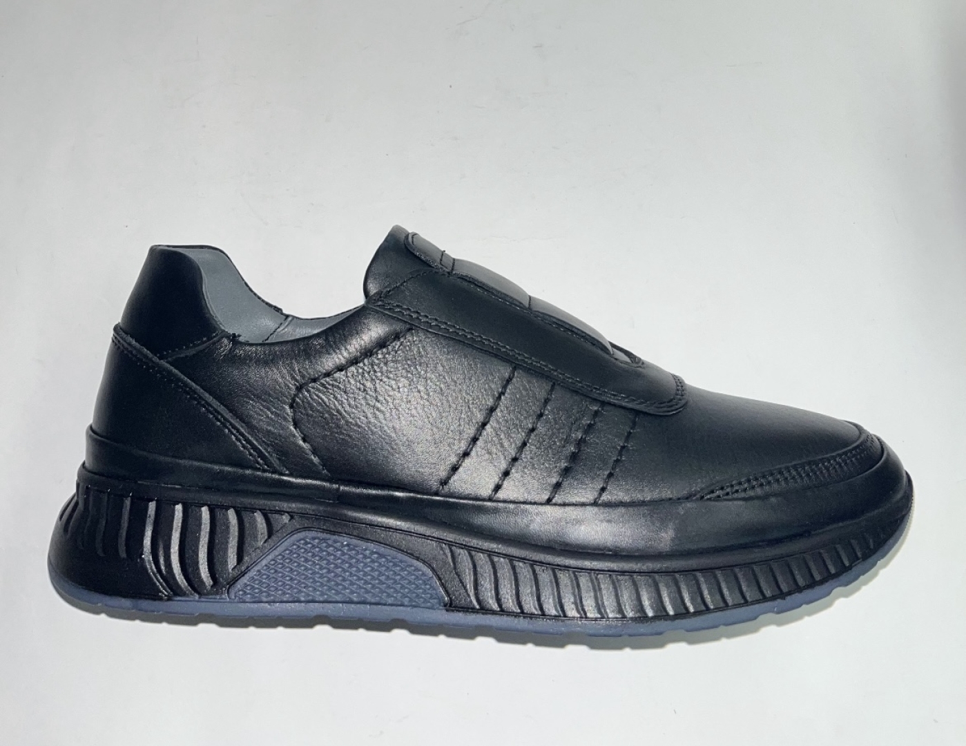 Zapato casual en piel negra para hombre fabricado por la marca española MANLISA. H-483