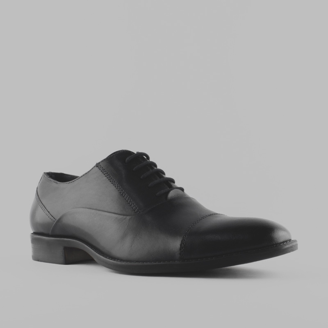 Zapato de vestir para hombre en negro de T2IN. H-272