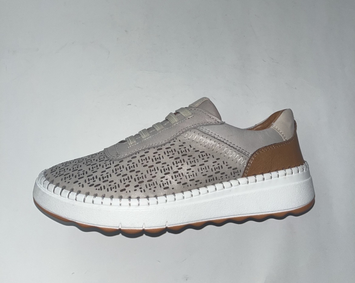 Zapato casual para mujer en piel gris 080-100 de ERASESHOES. M-028