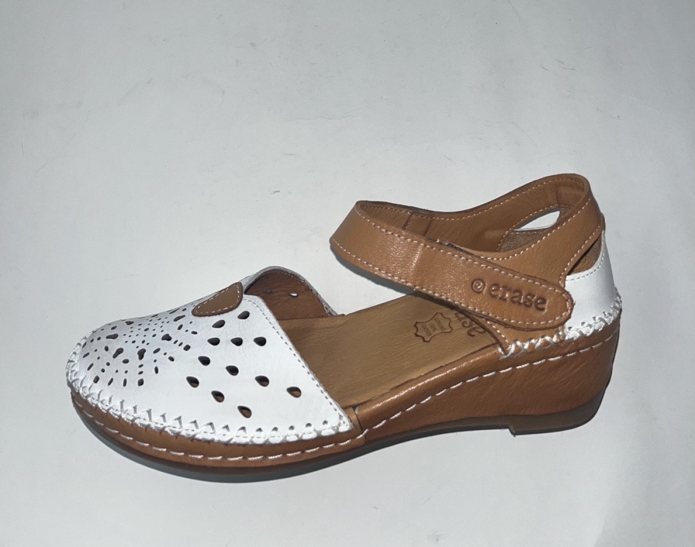 Zapato para mujer semiabierto en piel blanco 394-10 de ERASESHOES. M-030