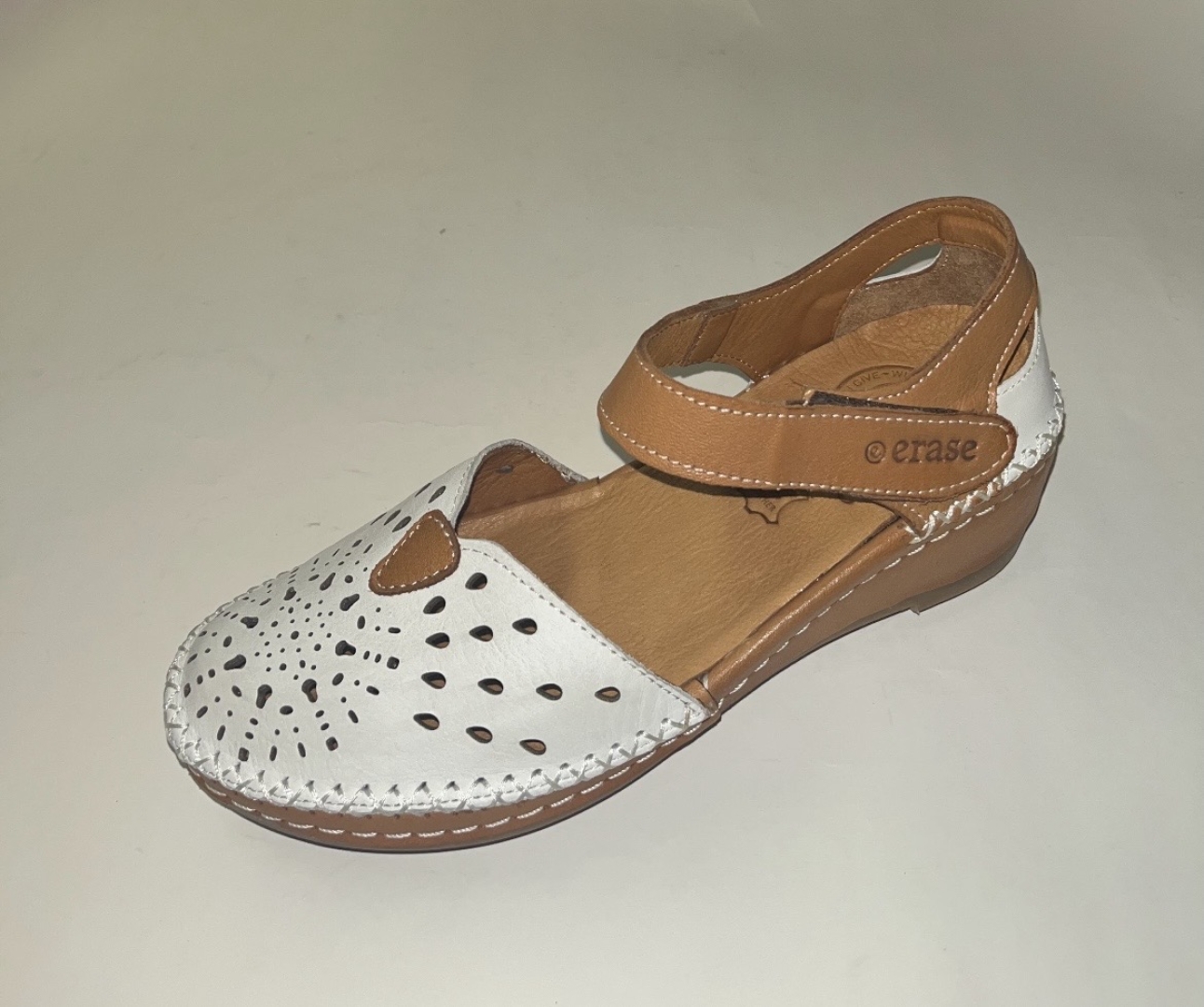 Zapato para mujer semiabierto en piel blanco 394-10 de ERASESHOES. M-030