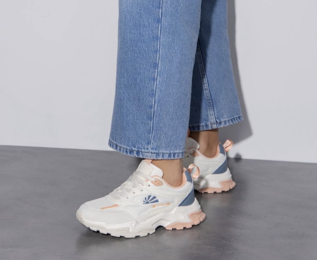 Deportivos casuales para mujer en blanco 175017 de REFRESHOES. H-251