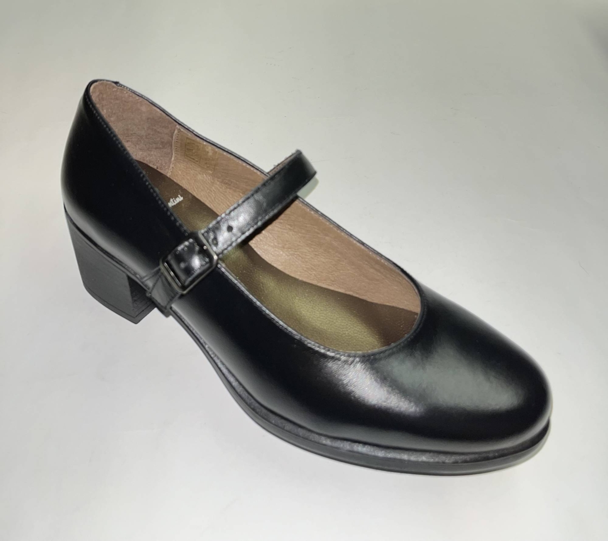 Zapato tipo Merceditas con tacón en piel negra de DEJERVIS. M-451