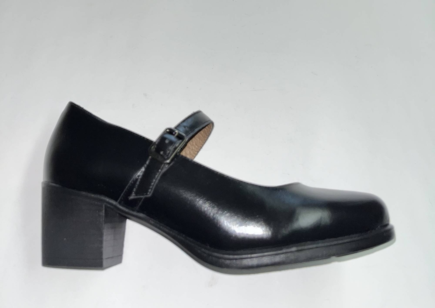 Zapato tipo Merceditas con tacón en piel negra de DEJERVIS. M-451
