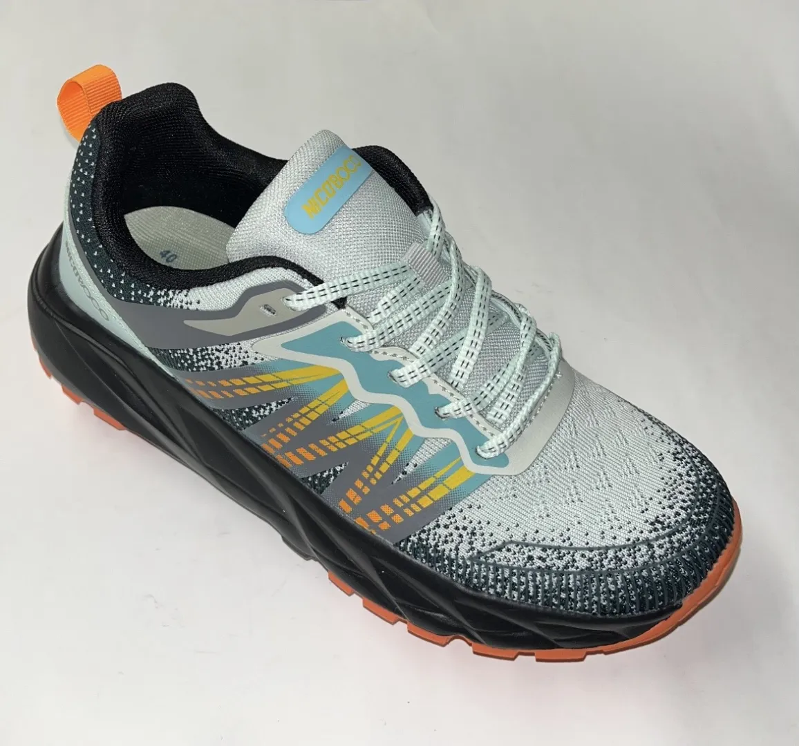 Deportivos treking para hombre en verde Saltanesa de NICOBOCO. D-246