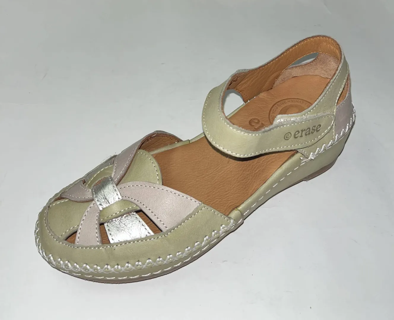 Sandalia para mujer semicerrada en piel con cuña Artimisa de ERASESHOES. M-041