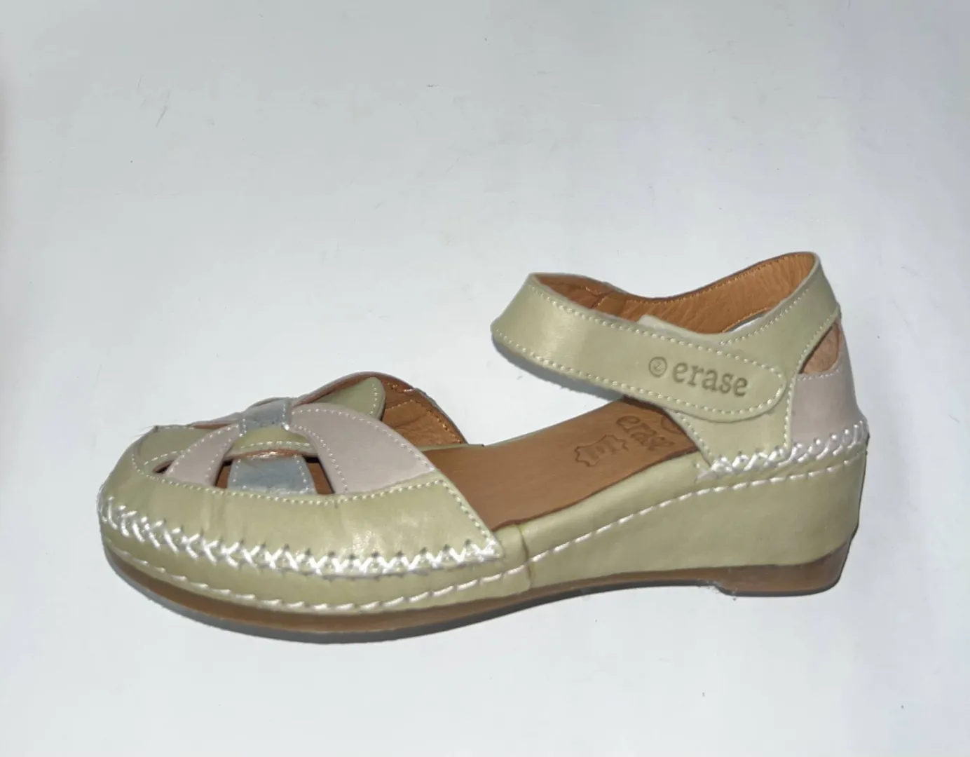 Sandalia para mujer semicerrada en piel con cuña Artimisa de ERASESHOES. M-041