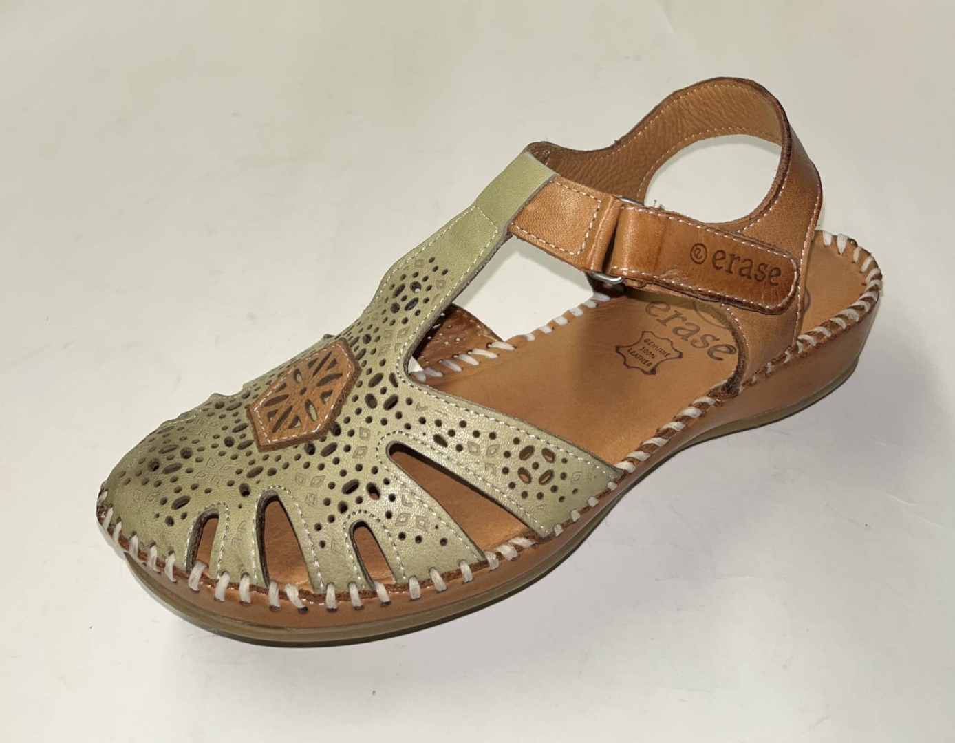 Sandalias en piel verde pistacho con cuña media Ceres de ERASESHOES. M-034