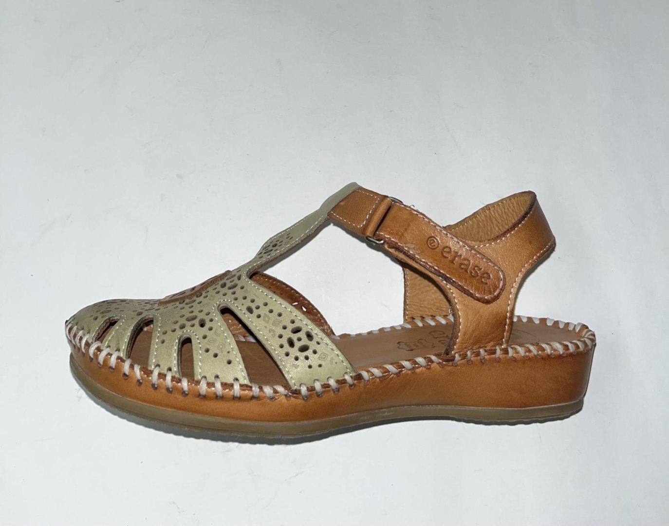 Sandalias en piel verde pistacho con cuña media Ceres de ERASESHOES. M-034