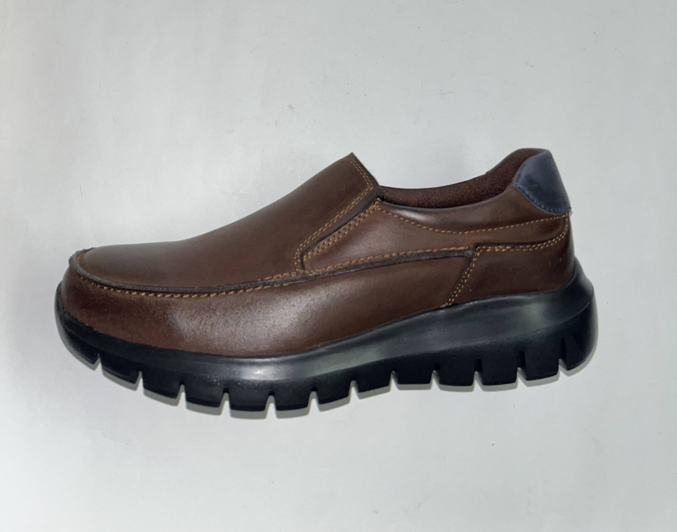Zapato en piel marrón tipo mocasín para hombre 7020 de FLEXPIES. H-405
