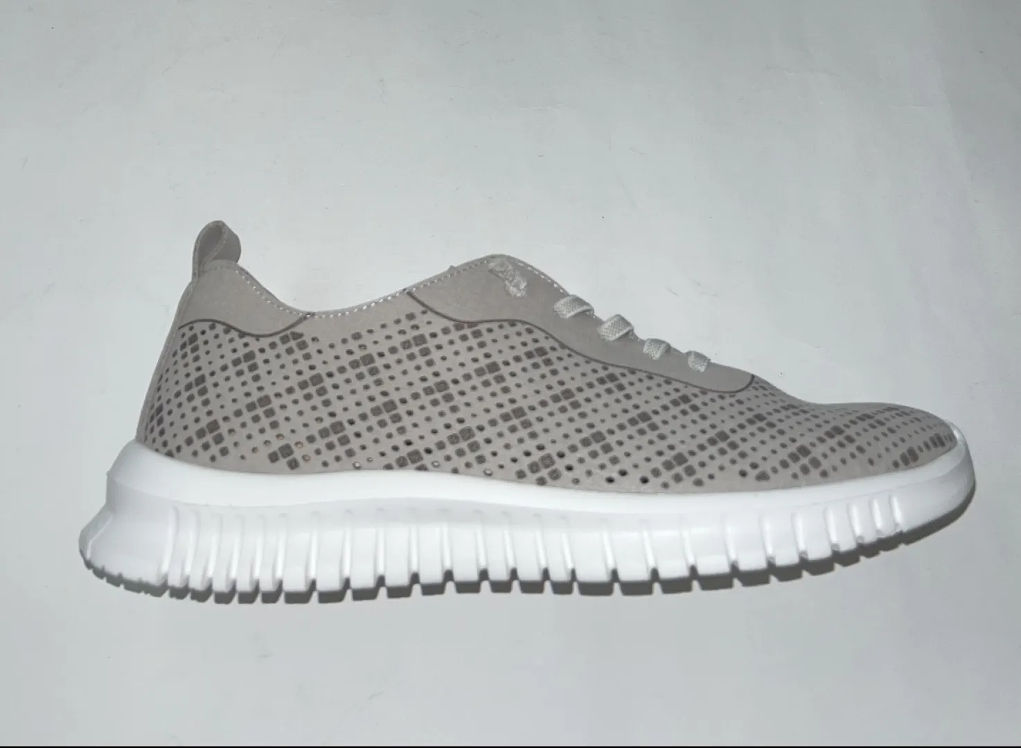 Zapato casual para mujer en troquelado taupe APG30087 de AMARPIES. M-048