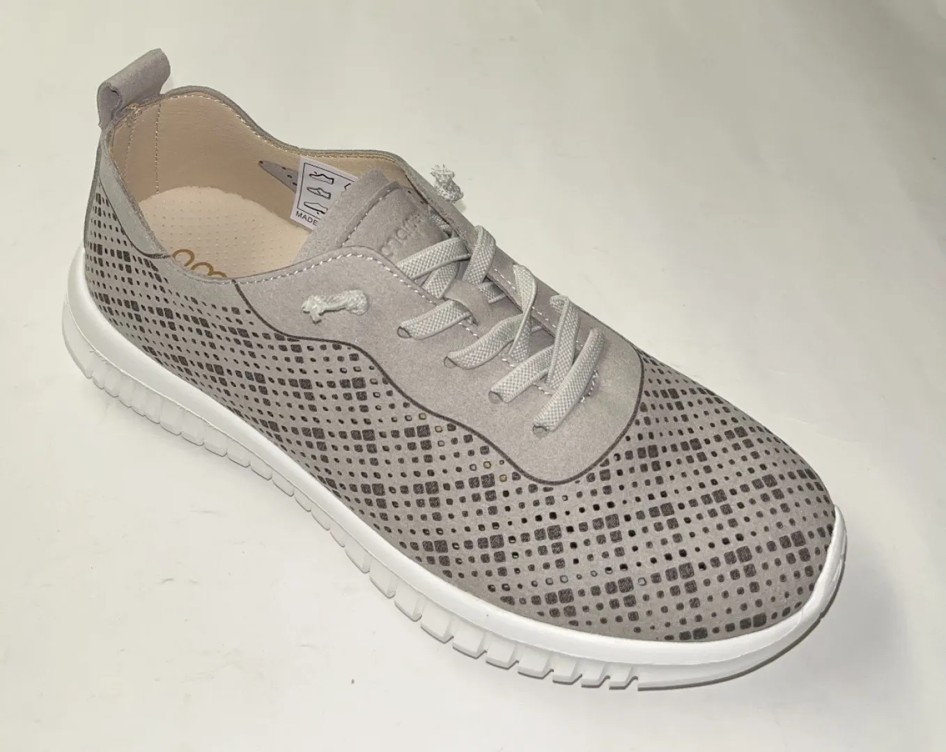 Zapato casual para mujer en troquelado taupe APG30087 de AMARPIES. M-048