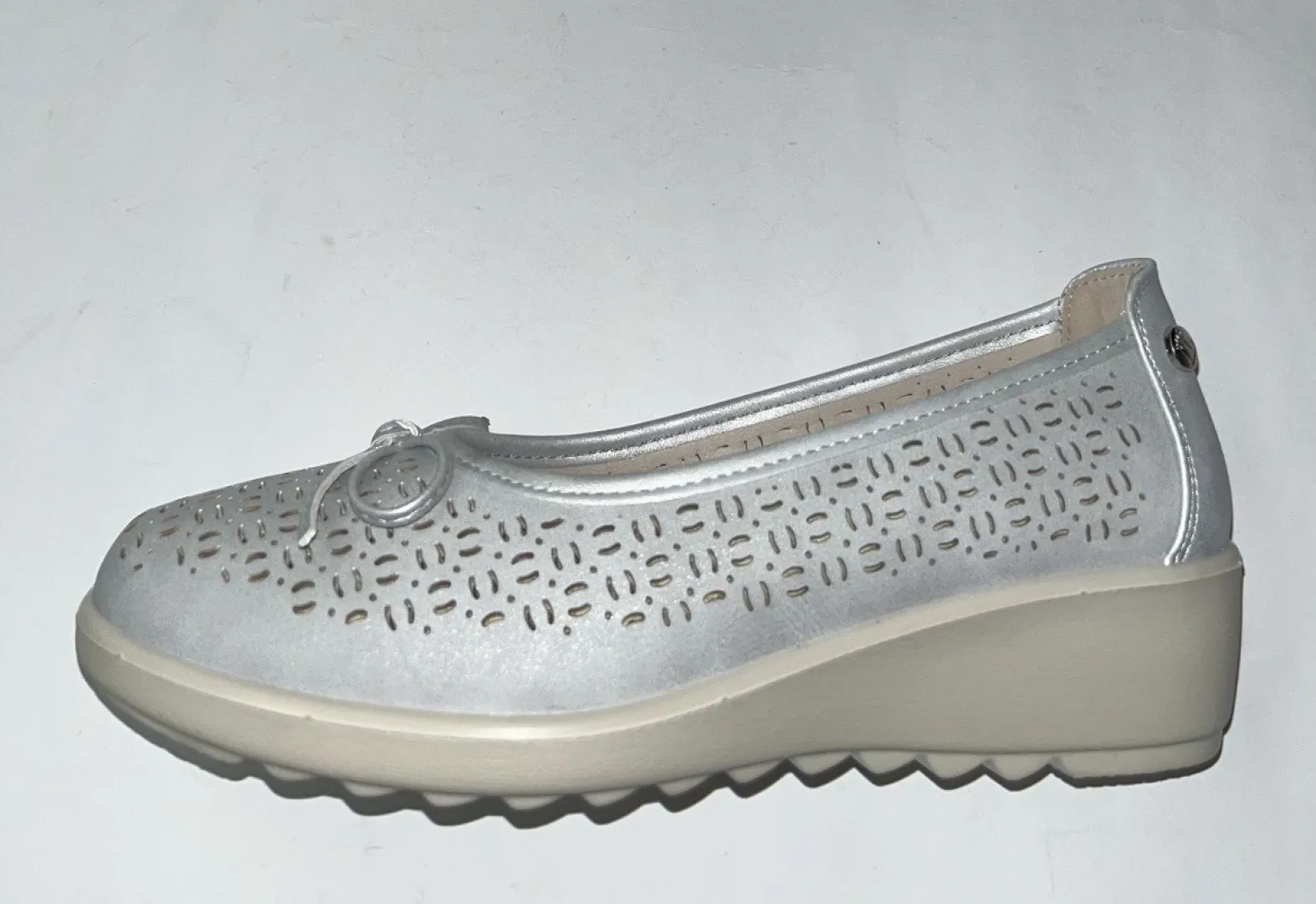 Manoletina con cuña en platino 30120 dé AMARPIES. M-050