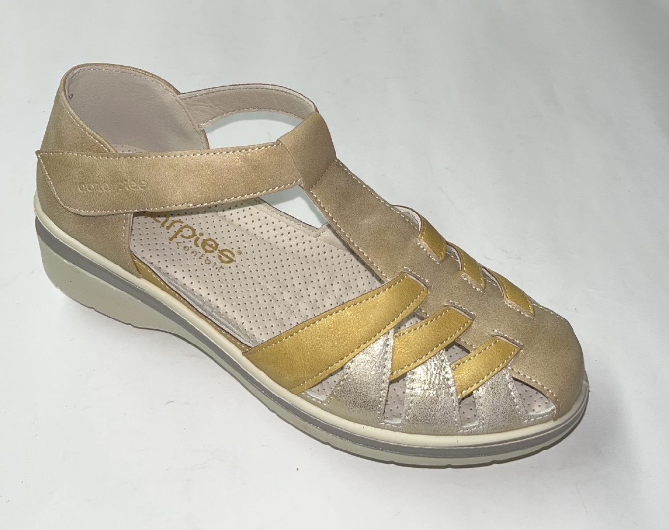 Sandalia para mujer semicerrada en mostaza y beige AMD30029 de AMARPIES. M-051