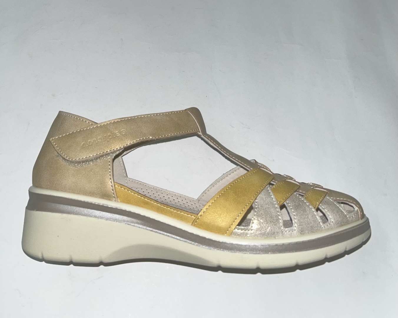 Sandalia para mujer semicerrada en mostaza y beige AMD30029 de AMARPIES. M-051