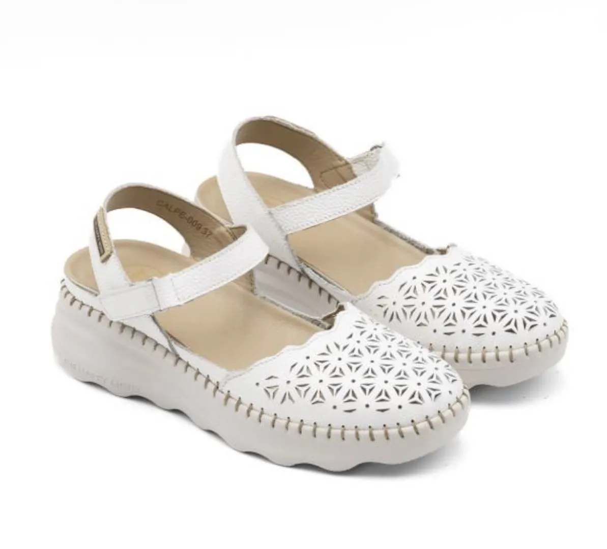 Sandalia apta para plantillas en piel blanca Calpe de HAPPY MONK. M-057