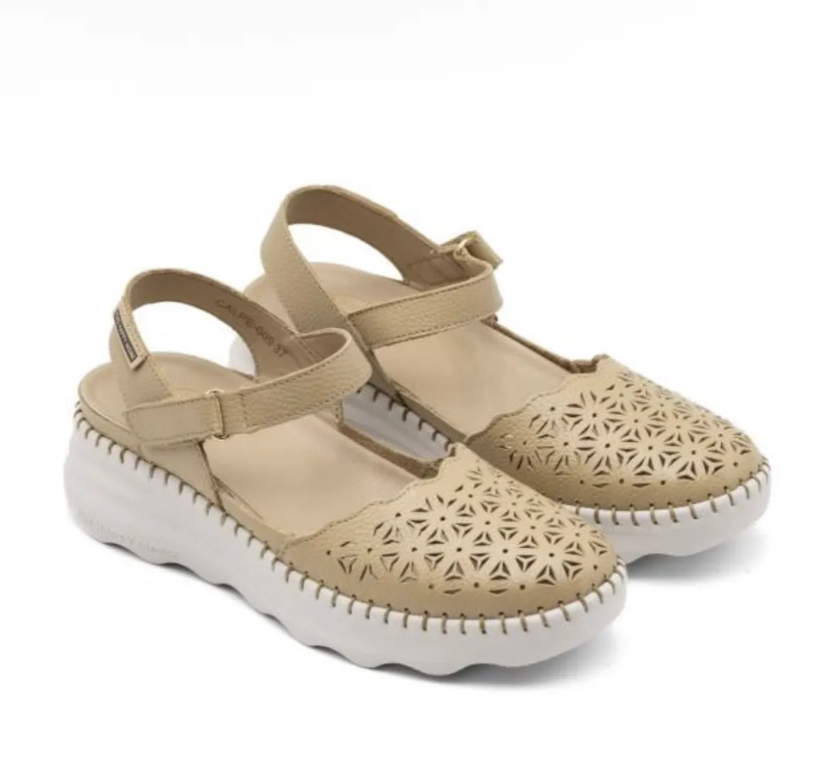 Sandalia apta para plantillas en piel taupe Calpe-09 de THEHAPPYMONK. M-058