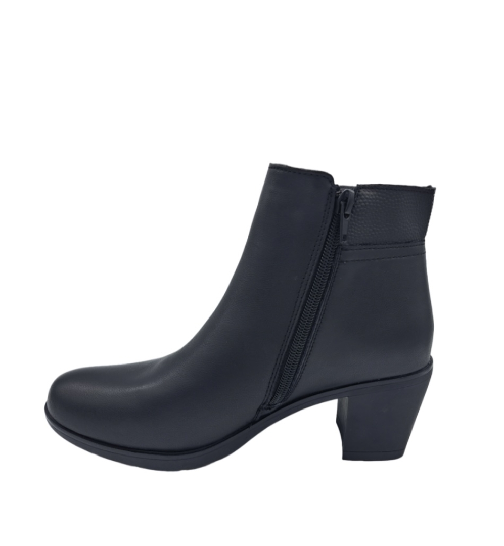 Botín para mujer con tacón en piel negra 102 de RELAX4you. M-477