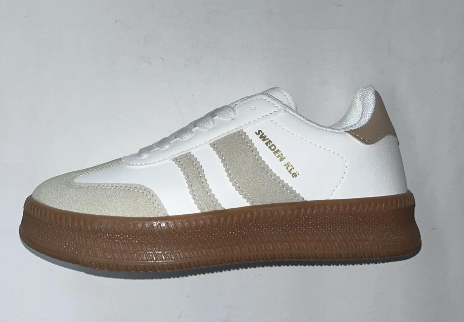 Zapatillas con suela caramelo en blanco y gris Dorothy de SWEDEN KLË. D-243