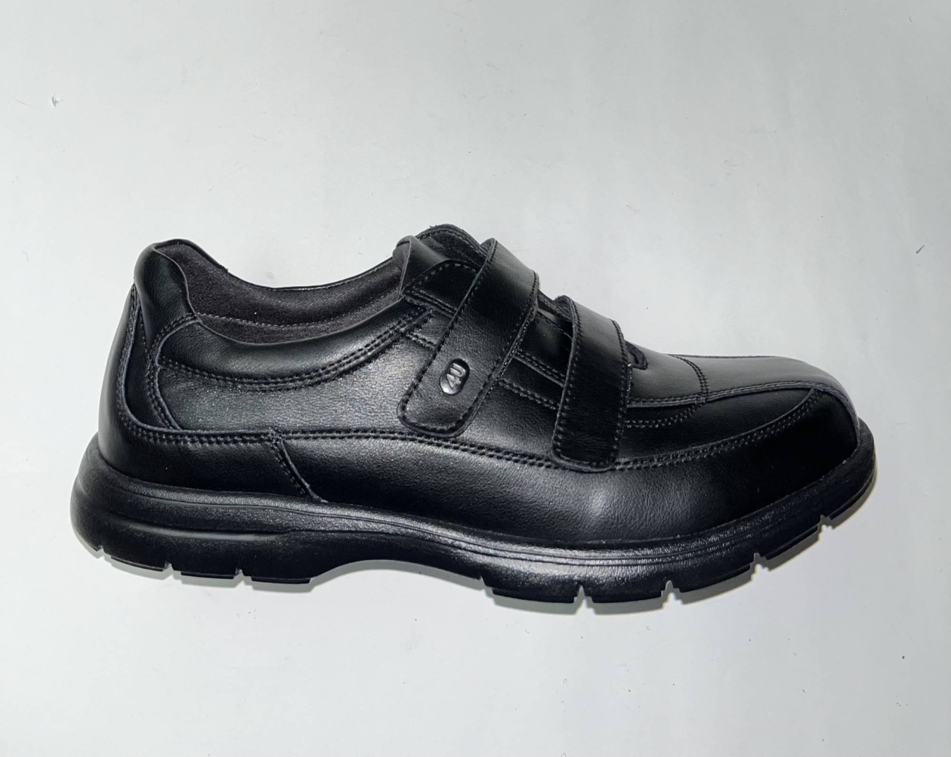 Zapato para hombre en piel negra y belcro Dos” de RELAXF4YOU. H-418