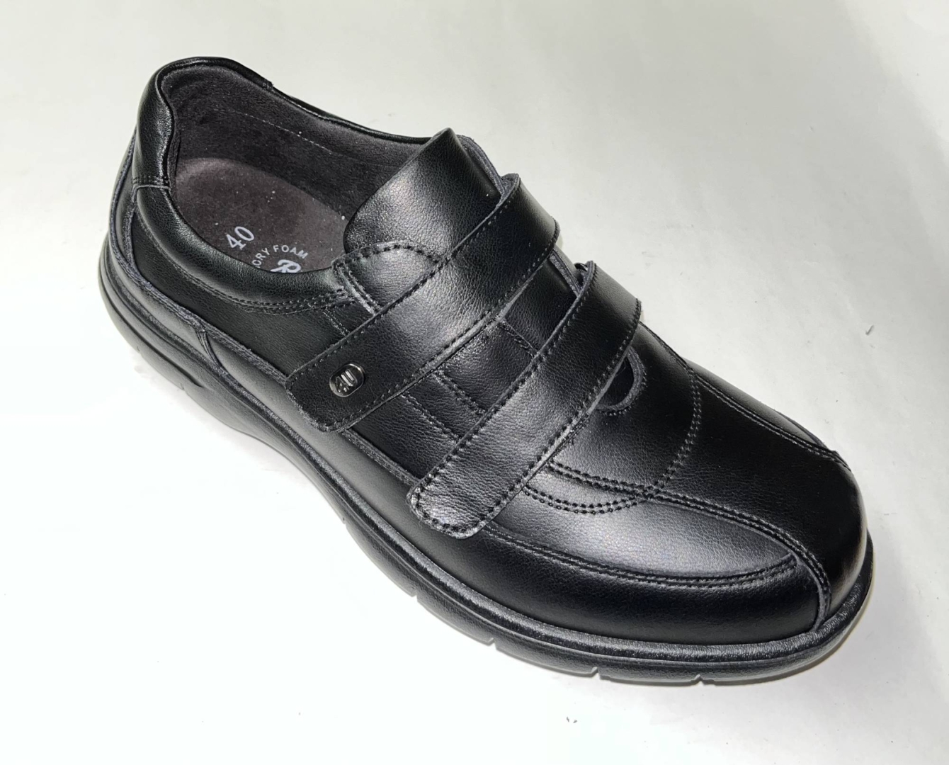 Zapato para hombre en piel negra y belcro Dos” de RELAXF4YOU. H-418