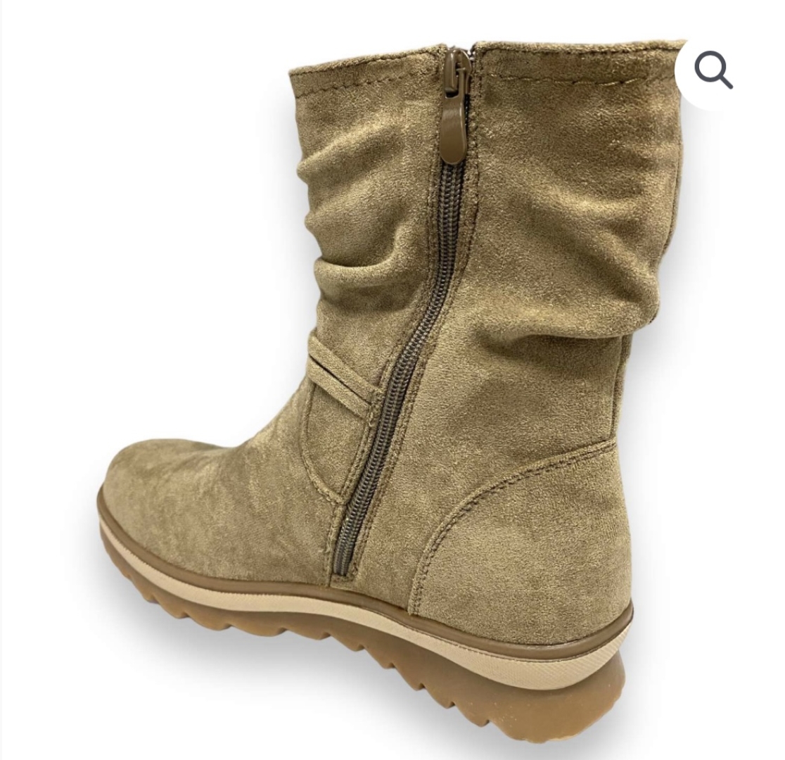 Bota de caña media en antelina taupe 11112 de ETIKA. M-493
