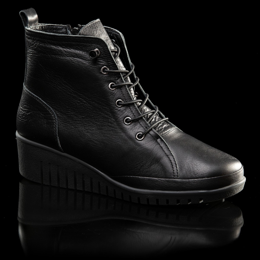 Botín para mujer con cuña en piel negra con cordones y cremallera Aurora de ÉRASE. M-487