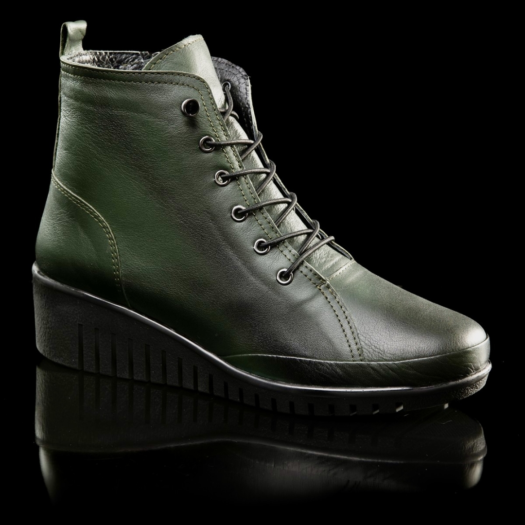 Botín para mujer con cuña cordones y cremallera en piel verde kaki Aurora de ÉRASE. M-486