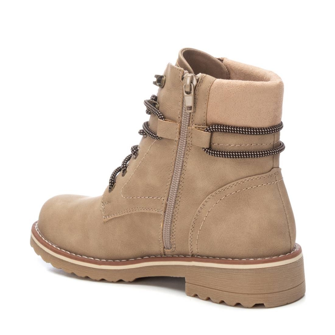 Bota para mujer con cordones y cremallera en beige 172109 de REFREHS. M-497