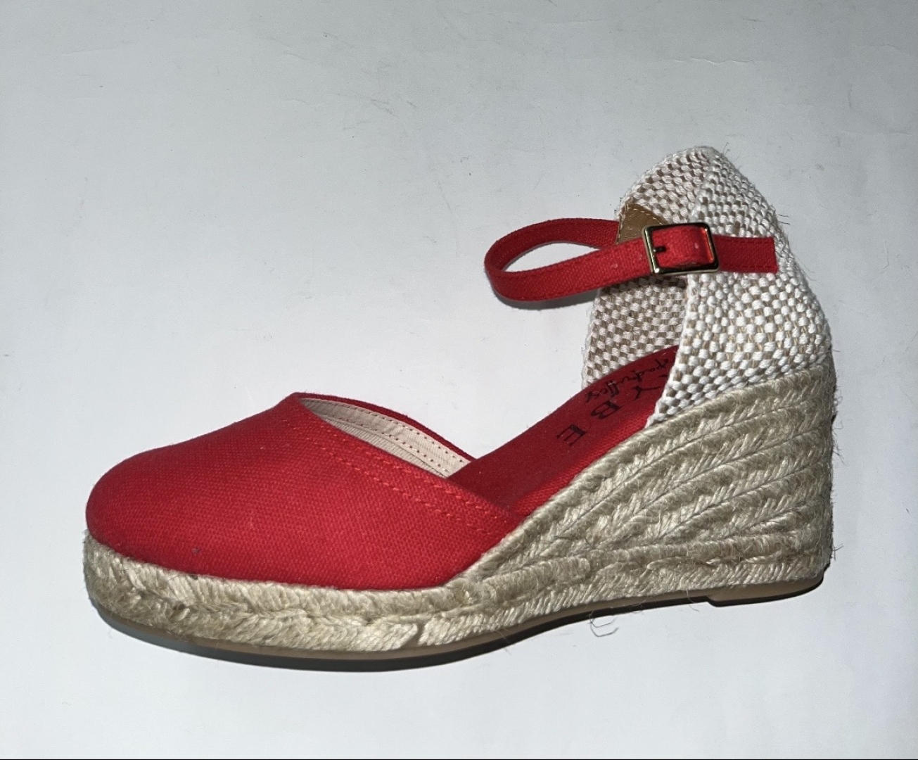 Alpargata con cuña en textil rojo fabricada en España. M-088