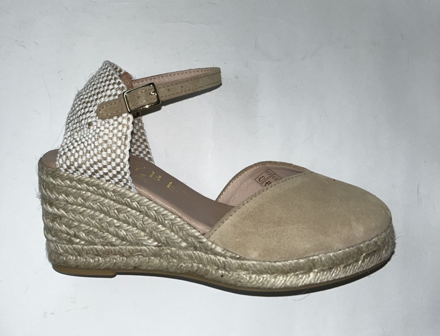 Alpargata con cuña en piel arena de fabricación española. M-089