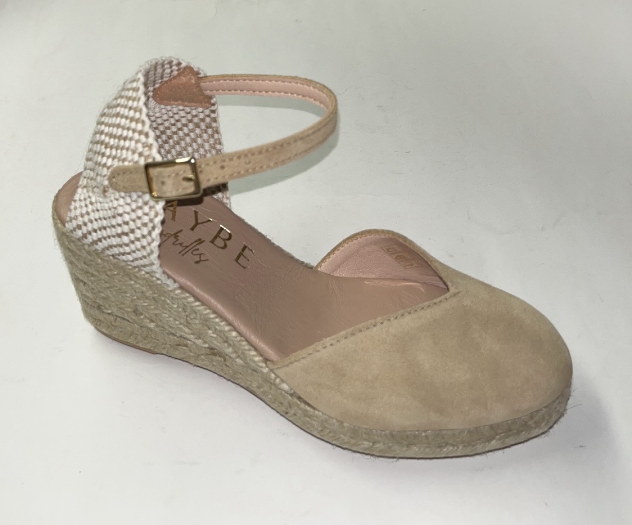 Alpargata con cuña en piel arena de fabricación española. M-089