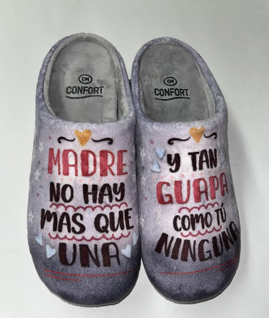 Zapatillas casa de invierno en gris con frase para mamá de CALZAMUR. T-507