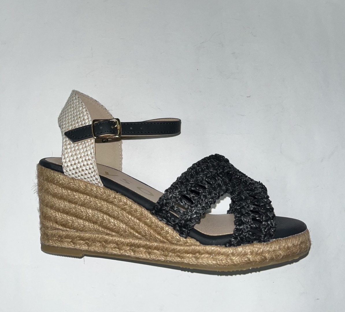 Sandalia con cuña en trenzado negro 26M116 de MYSOFT. M-007