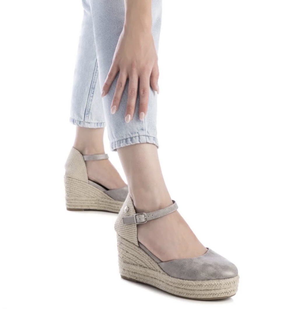 Valencianas con cuña en taupe satinado 172782 de REFRESHOES. M-073