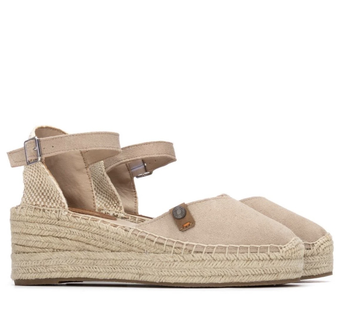 Valencianas de cuña media en antelina beige 175235 de REFRESHOES. M-075
